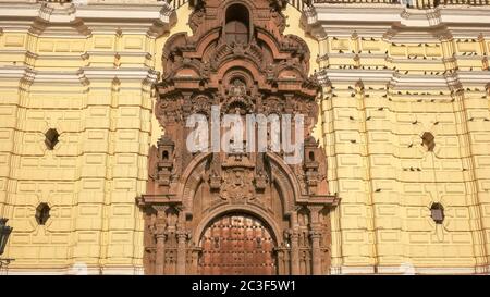 LIMA, PERU - 12. JUNI 2016: Nahaufnahme des architektonischen Details des Klosters san francisco in lima Stockfoto