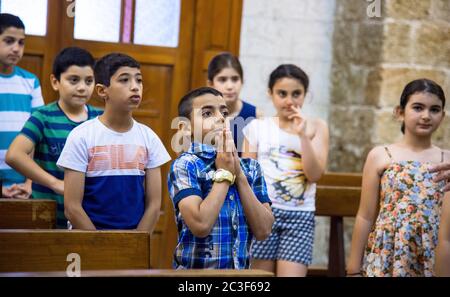 Die Rev. Androwas Bahus führt eine frühe Morgenliturgie in St. Peter und St. Paul Kirche in der Stadt Shefa-Amr, Israel. Stockfoto