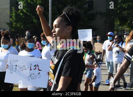 Racine, Wisconsin, USA. Juni 2020. KAMARA MAIOLA marschiert während der Juneteenth Day Observanz Freitag, 19. Juni 2020 in Racine, Wisconsin. Es gab zwei verschiedene Kundgebungen - eine für Afroamerikaner und eine von "Verbündeten und Unterstützern" - bevor sich die Gruppen trafen und zum Dr. John Bryant Community Center für eine gemeinsame Kundgebung marschierten. Kredit: Mark Hertzberg/ZUMA Wire/Alamy Live Nachrichten Stockfoto