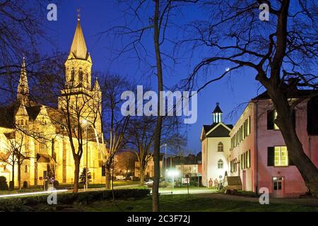 St. Kilian und Haus Letmathe am Abend, Iserlohn, Nordrhein-Westfalen, Deutschland, Europa Stockfoto