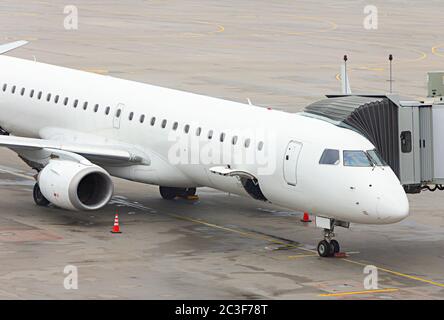 Flugzeug am Flughafen für die Vorbereitung auf einen Flug geparkt und Ladung und Gepäck laden Stockfoto