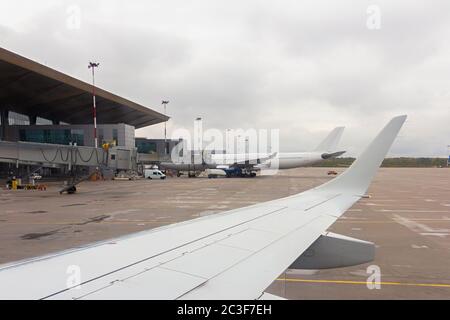 Flugzeug am Flughafen für die Vorbereitung auf einen Flug geparkt und Ladung und Gepäck laden Stockfoto