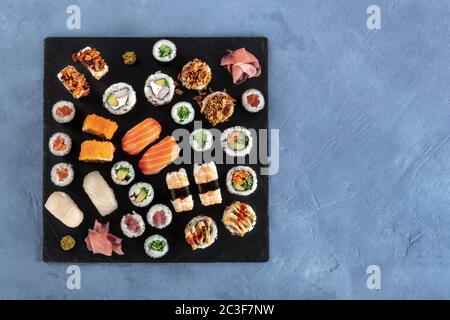 Großes Sushi-Set, von oben aufgenommen mit Platz für Text. Ein Flatlay von verschiedenen Maki, Nigiri und Rollen Stockfoto