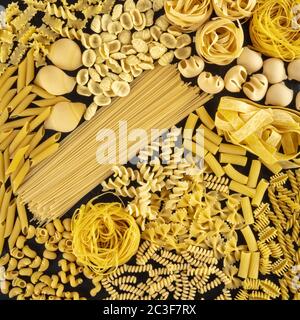 Italienische Pasta mit quadratischem Hintergrund, eine flache Lage aus vielen verschiedenen Nudeltypen, von oben auf schwarzem Hintergrund aufgenommen Stockfoto