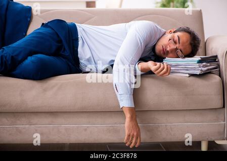 Junger männlicher Angestellter, der von Haus aus arbeitet Stockfoto