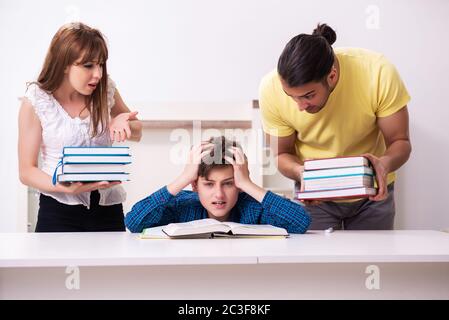 Eltern helfen ihren Sohn für die Schule vorzubereiten Stockfoto