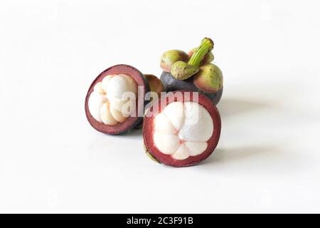 Drei Mangostan mit einem eleganten weißen Hintergrund Stockfoto
