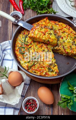 Gemüsekugel. Gericht der jüdischen Küche. Stockfoto