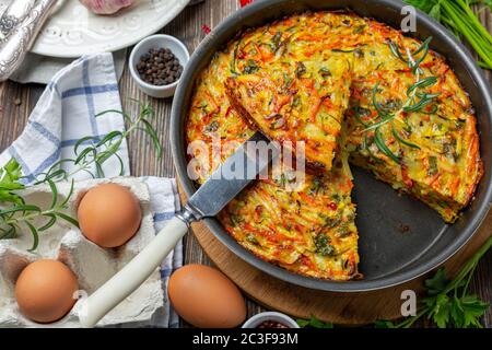 Kugel ist ein traditioneller Gemüseauflauf. Stockfoto