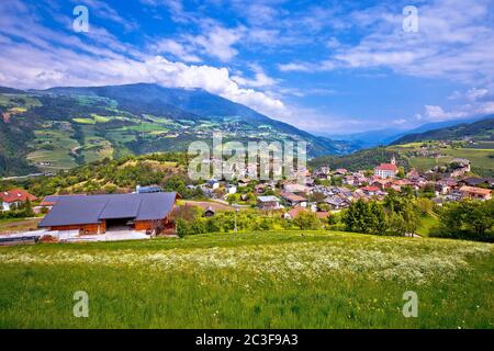 Dolomiten. Idyllisches Alpendorf Gudon Architektur und Landschaftsblick Stockfoto