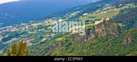 Schloss Kloster Saben auf grünen Apls-Hügeln bei Sabiona Panoramablick Stockfoto