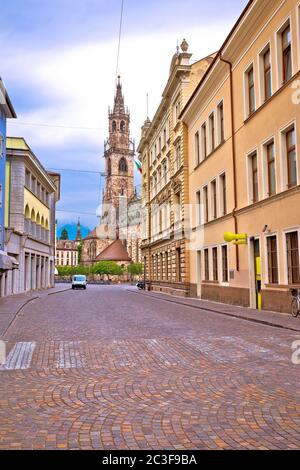 Stadt Bozen leer alte Straße und Kirche Blick Stockfoto