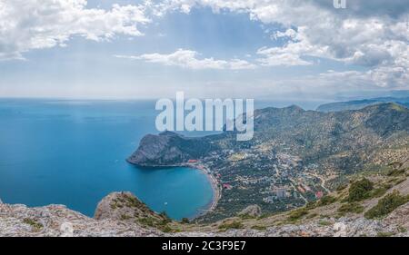 Stimmungsvolle Landschaft mit Blick auf die Kurstadt Novyi Svet von der Spitze des Sokol Berg, Krim. Panoramablick auf die Grüne Bucht von Novy Svet, moun Stockfoto