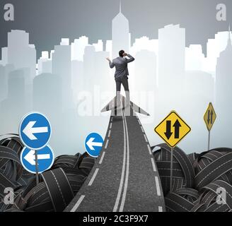 Geschäftsmann in Unsicherheit Konzept auf der Straße Kreuzung crossroa Stockfoto