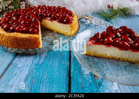 Leckerer Kirschkuchen auf blauem Holztisch. Weihnachten, Weihnachten. Stockfoto