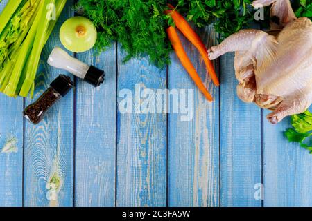 Rohes ganzes Huhn mit Gemüse für Hühnersuppe vorbereitet. Stockfoto
