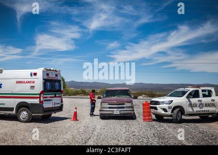 Real De Catorce, Mexiko. April 2020. Autos stehen während der Coronavirus-Krise am Eingang eines zero infizierten Bereichs für eine Temperaturkontrolle an. Kredit: Antonio Cascio/SOPA Images/ZUMA Wire/Alamy Live Nachrichten Stockfoto