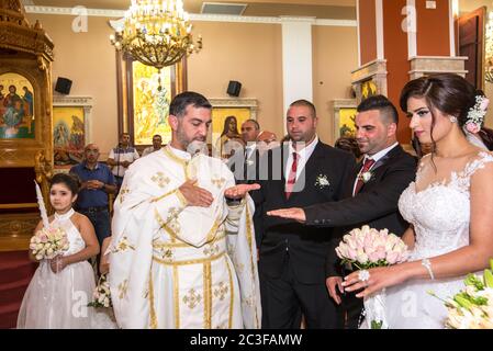 Die Rev. Androwas Bahus amtiert eine Hochzeit von einigen seiner Gemeinde in St. Peter und St. Paul Kirche in der Stadt Shefa-Amr, Israel. Stockfoto