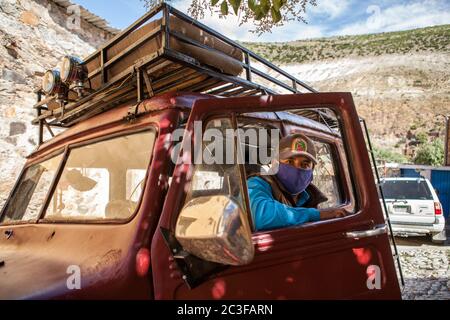 Real De Catorce, Mexiko. Juni 2020. Jeep Tour Fahrer trägt eine Gesichtsmaske als vorbeugende Maßnahme wieder Arbeit. Er nahm Touristen in die Wüste, konnte aber in den letzten drei Monaten nicht arbeiten, weil die Grenzen seiner Stadt für die Außenstehenden verschlossen waren. Kredit: Antonio Cascio/SOPA Images/ZUMA Wire/Alamy Live Nachrichten Stockfoto