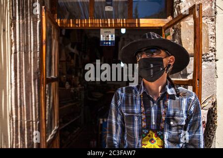 Real De Catorce, Mexiko. Juni 2020. Souvenirshop-Besitzer mit Gesichtsmaske als vorbeugende Maßnahme wartet auf Kunden nach drei Monaten Sperrung aufgrund der Coronavirus-Pandemie. Kredit: Antonio Cascio/SOPA Images/ZUMA Wire/Alamy Live Nachrichten Stockfoto