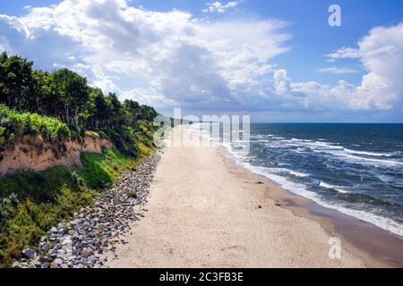Luftaufnahme von Sandstrand und Meer an sonnigen Tag, leer und geschlossen wegen Coronavirus Stockfoto