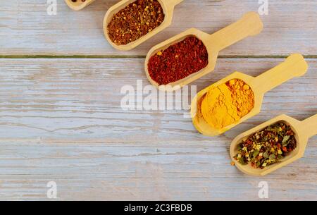 Holzlöffel asiatische Chilischoten auf weißem Holztisch. Stockfoto