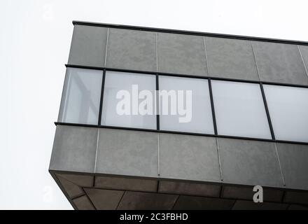 Fragment eines grauen Betongebäudes mit leeren Fenstern Stockfoto