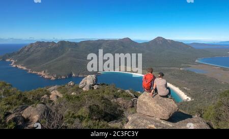 Ein junges Paar, das vom amos aus Richtung Wineglass Bay schaut Stockfoto