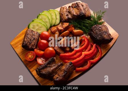 Shashlyk mit Salat-Blick aus der Höhe Stockfoto