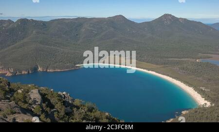 Mittlere Aufnahme der Weinglasbucht vom amos im Freycinet Nationalpark Stockfoto