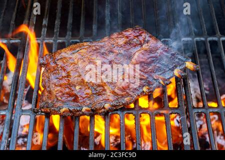Gegrillte Schweinebibs Kochen auf Holzkohle mit großer Flamme. Stockfoto