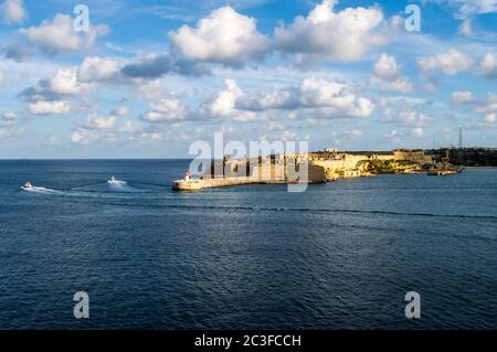 Fort Ricasoli bewacht den Eingang zum Hafen von Valletta auf der Insel Malta Stockfoto