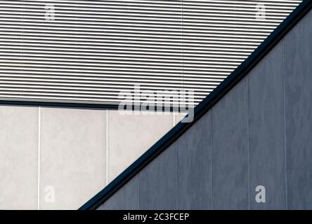 Architektonisch abstrakter Hintergrund einer gestreiften Wand und Betonwände aus nächster Nähe Stockfoto