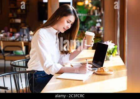 Asiatische Frau arbeiten von zu Hause aus Stockfoto