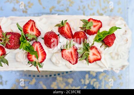 Frisch gebackene süße Erdbeere Long-Cake Roll, auch Erdbeer-Roulade genannt Stockfoto