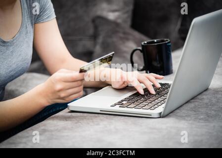 Frau mit Kreditkarte Online-Shopping Stockfoto