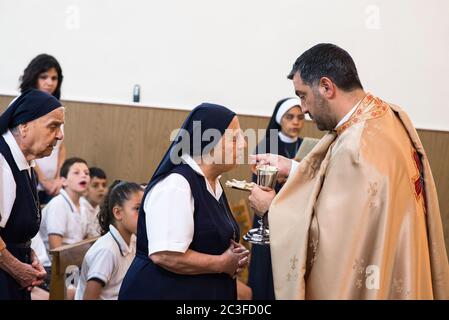 Die Rev. Androwas Bahus führt eine frühe Morgenliturgie in St. Peter und St. Paul Kirche in der Stadt Shefa-Amr, Israel. Stockfoto