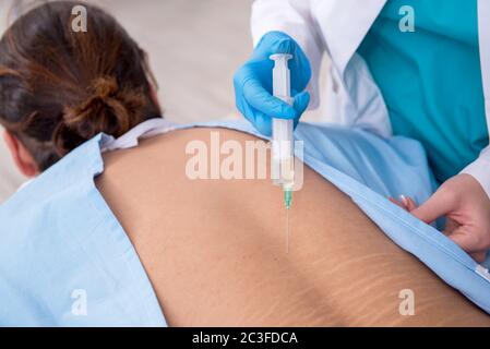 Junge Rücken verletzten Mann Besuch weibliche Arzt Chiropraktiker Stockfoto