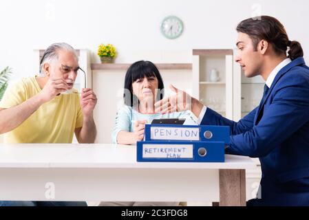 Finanzberater berät altes Paar im Ruhestand Stockfoto