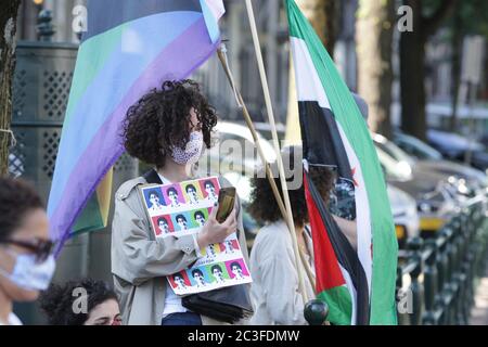 Aktivisten und Unterstützer der GLBTQ-Gemeinschaft besuchen den Gedenkstand zum Gedenken an die Sarah Hegaziat im Homomonument inmitten des Coronaviru Stockfoto