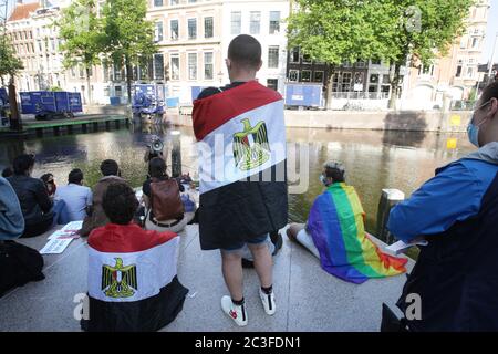 Aktivisten und Unterstützer der GLBTQ-Gemeinschaft besuchen den Gedenkstand zum Gedenken an die Sarah Hegaziat im Homomonument inmitten des Coronaviru Stockfoto