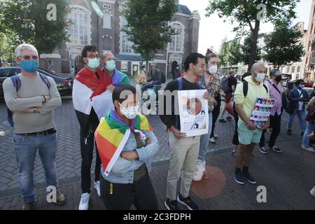 Aktivisten und Unterstützer der GLBTQ-Gemeinschaft besuchen den Gedenkstand zum Gedenken an die Sarah Hegaziat im Homomonument inmitten des Coronaviru Stockfoto