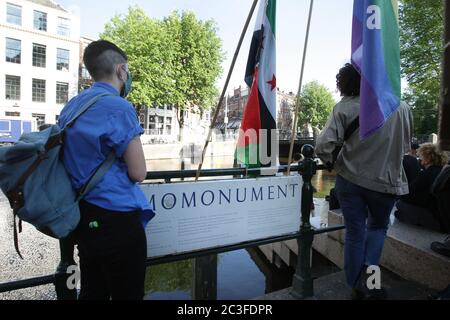 Aktivisten und Unterstützer der GLBTQ-Gemeinschaft besuchen den Gedenkstand zum Gedenken an die Sarah Hegaziat im Homomonument inmitten des Coronaviru Stockfoto