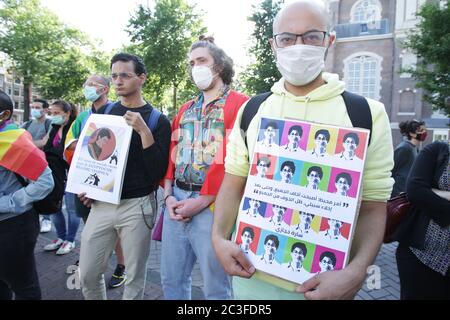 Aktivisten und Unterstützer der GLBTQ-Gemeinschaft besuchen den Gedenkstand zum Gedenken an die Sarah Hegaziat im Homomonument inmitten des Coronaviru Stockfoto