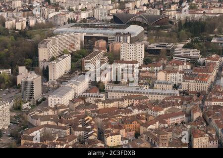 Panoramablick auf Grenoble von den umliegenden Hügeln aus, zeigt das Stadtbild, die städtische Architektur und die französischen Alpen im Hintergrund. Stockfoto