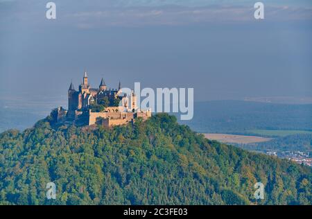 Burg von der Burg von der Burg von der Burg von der Burg von der Burg von der Spitze der Berge Stockfoto