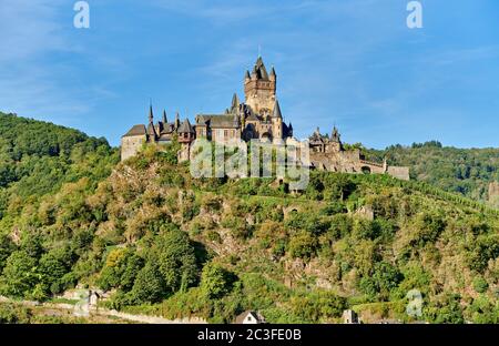 Schöne Burg Reichsburg auf einem Hügel in Cochem, Deutschland Stockfoto