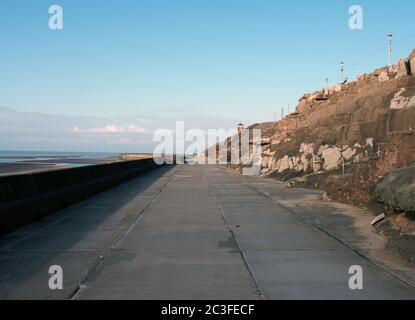 Zwei Personen gehen entlang der Fußgängerstraße entlang der Südpromenade in Blackpool am Artifici Stockfoto