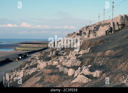 Zwei Personen gehen entlang der Fußgängerstraße entlang der Südpromenade in Blackpool am Artifici Stockfoto