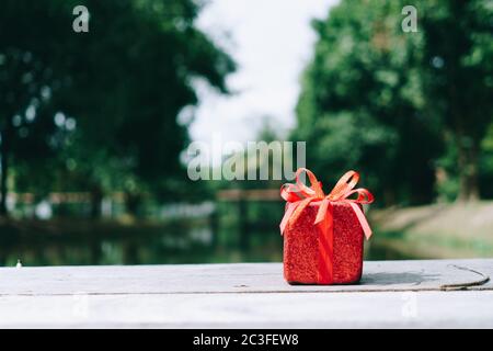 Geschenk oder Geschenk-Boxen auf grünen Bokeh Natur Hintergrund. Stockfoto